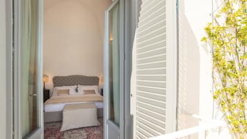 5 bedrooms, iron/ironing board, WiFi, bed sheets