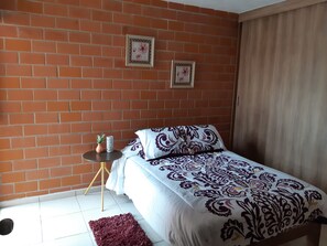 3 habitaciones, tabla de planchar con plancha, wifi y ropa de cama 