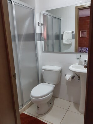 Douche, serviettes fournies, savon, papier toilette