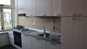 Wasserkocher mit Kaffee-/Teezubehör, Kühlschrank, Mikrowelle, Ofen
