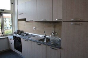 Fridge, microwave, oven, stovetop - Camelia - Stanza Matrimoniale - B&b Lasso (Corigliano Scalo)