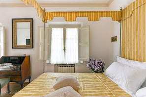 4 bedrooms, desk, iron/ironing board, WiFi