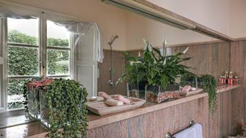 Douche, baignoire Ă jets, sĂšche-cheveux, bidet