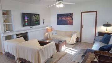 Smart TV, fireplace, stereo