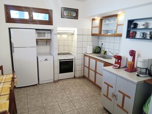 Kjøleskap, mikrobølgeovn, ovn og kokeplater