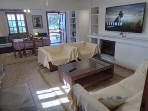 Smart TV, fireplace, stereo