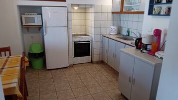 Een koelkast, een microgolfoven, een oven, een kookplaat