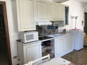 Refrigerador, microondas, placa de cocina, cafetera/tetera