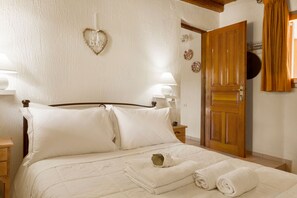 3 chambres, bureau, fer et planche à repasser, lit parapluie