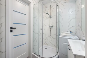 Apartment (3) | Bathroom | Shower, hair dryer, towels - Apartamenty Sun & Snow Kopernika (Ustka)
