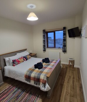 4 bedrooms, iron/ironing board, free WiFi, bed sheets