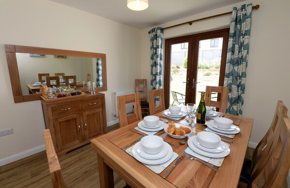 Dining - Coppins Park - Dog Friendly, Peaceful Location (Saundersfoot)