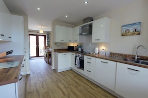 Fridge, microwave, oven, dishwasher - Coppins Park - Dog Friendly, Peaceful Location (Saundersfoot)
