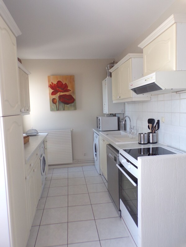 Réfrigérateur, micro-ondes, four, lave-vaisselle