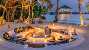 5 restaurants; breakfast, lunch, and dinner served