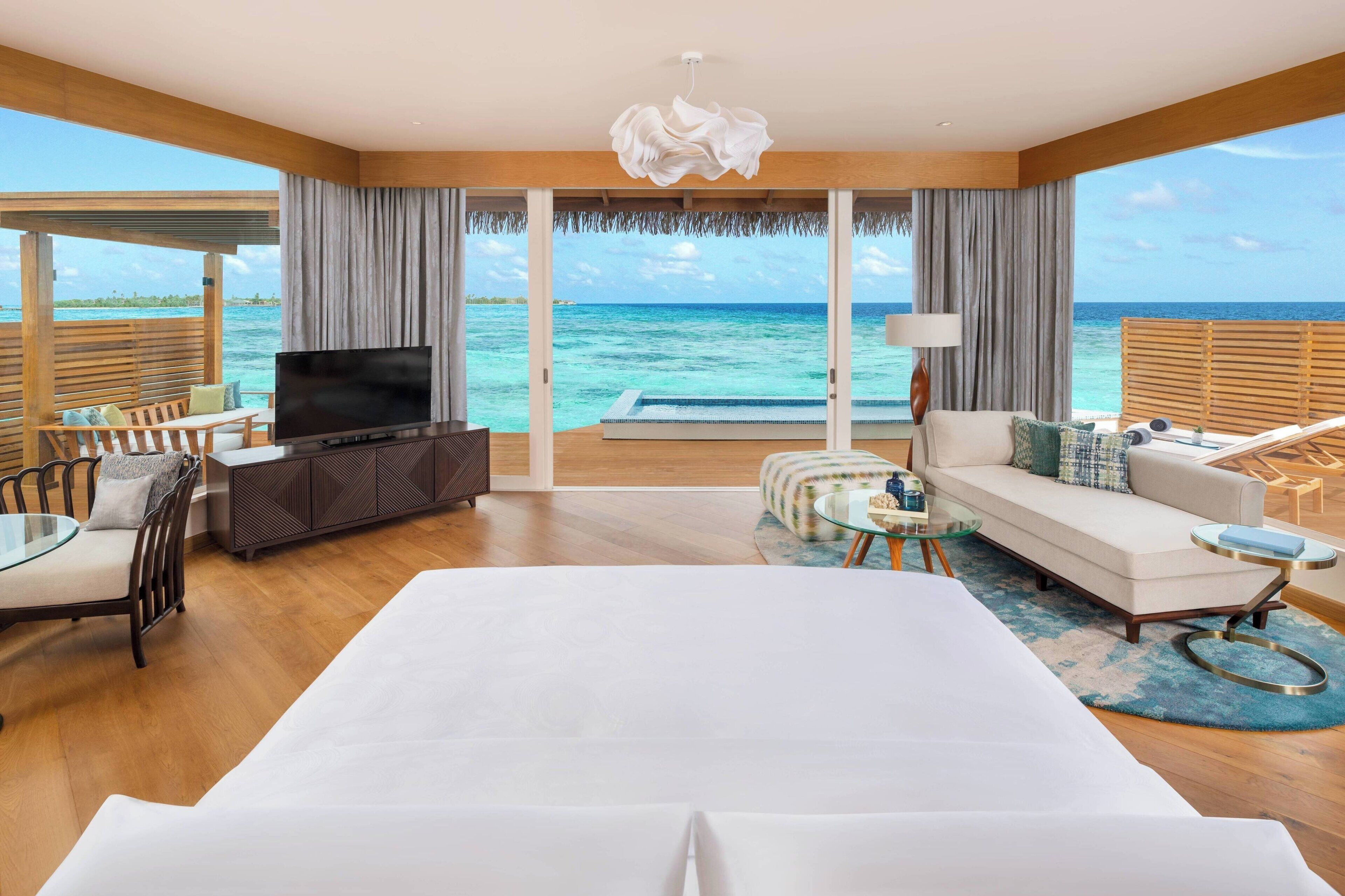 Duplex Overwater Pool Villa, Family-friendly | Literie de qualité, couette en duvet, lit avec matelas à plateau-coussin