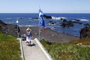 Beach nearby, beach towels - Magnolia - T2, whole house by the sea (Mosteiros)
