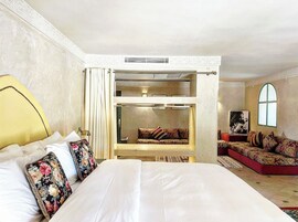 华丽套房 (Moroccan Suite) | 高档床上用品、羽绒被、加厚床垫、客房内保险箱