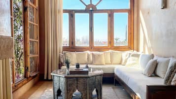 Deluxe Suite (Moroccan Suite) | Living area | Books, printers