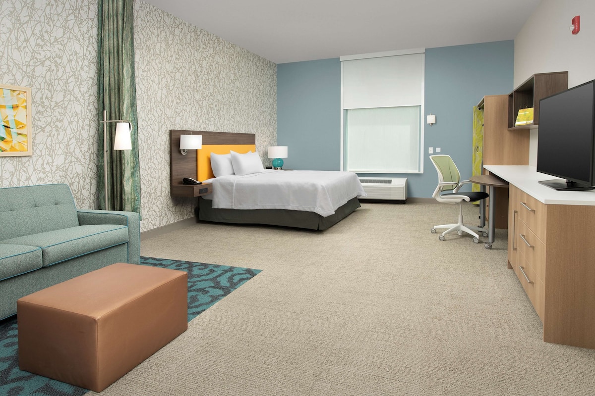 studio, 1 king bed, accessible, bathtub (mobility & hearing) | 1 bedroom, desk, laptop workspace, iron/ironing board