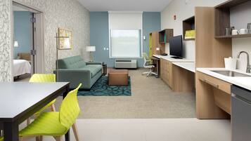 Suite, 1 kingsize bed, toegankelijk voor mindervaliden (Roll-In Shower) | Een bureau, een laptopwerkplek, een strijkplank/strijkijzer