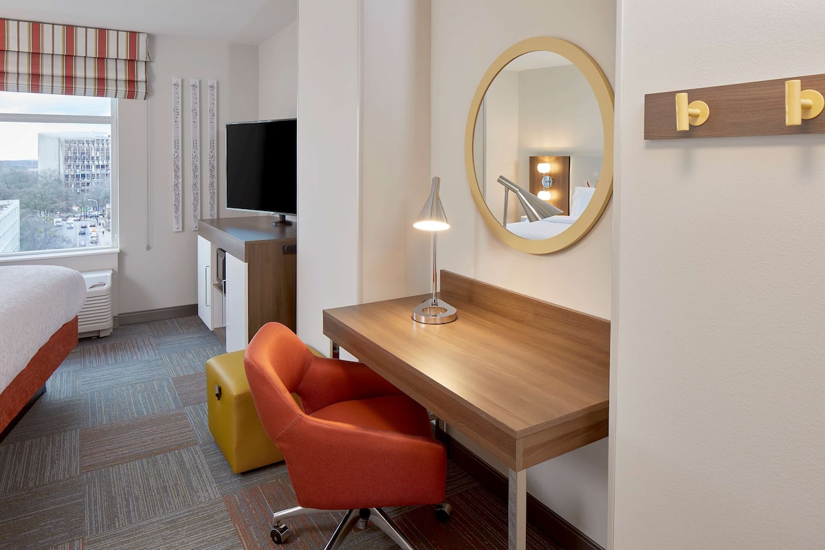 Zimmer, 1 King-Bett, Stadtblick | 1 Schlafzimmer, hochwertige Bettwaren, Zimmersafe, Schreibtisch