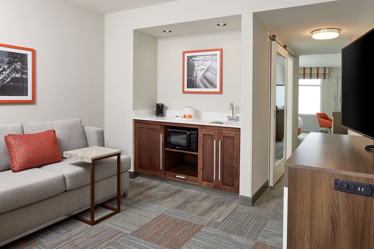 studio, 1 king bed, courtyard view | minibar