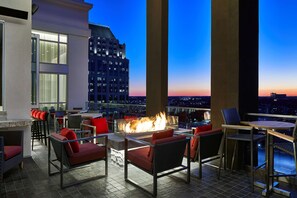 Bar (on property) - Hampton Inn & Suites Atlanta Midtown (Atlanta)