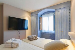 2 bedrooms, internet, bed sheets