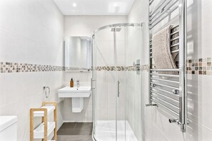Bathtub, towels - 14 At The Beach, Torcross - an apartment that sleeps 4 guests in 2 bedrooms (Torcross)