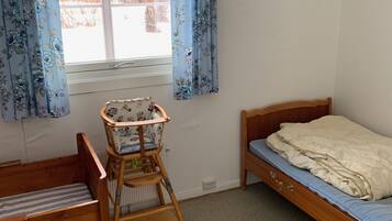4 bedrooms, iron/ironing board, free WiFi, bed sheets