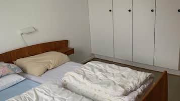 4 bedrooms, iron/ironing board, free WiFi, bed sheets