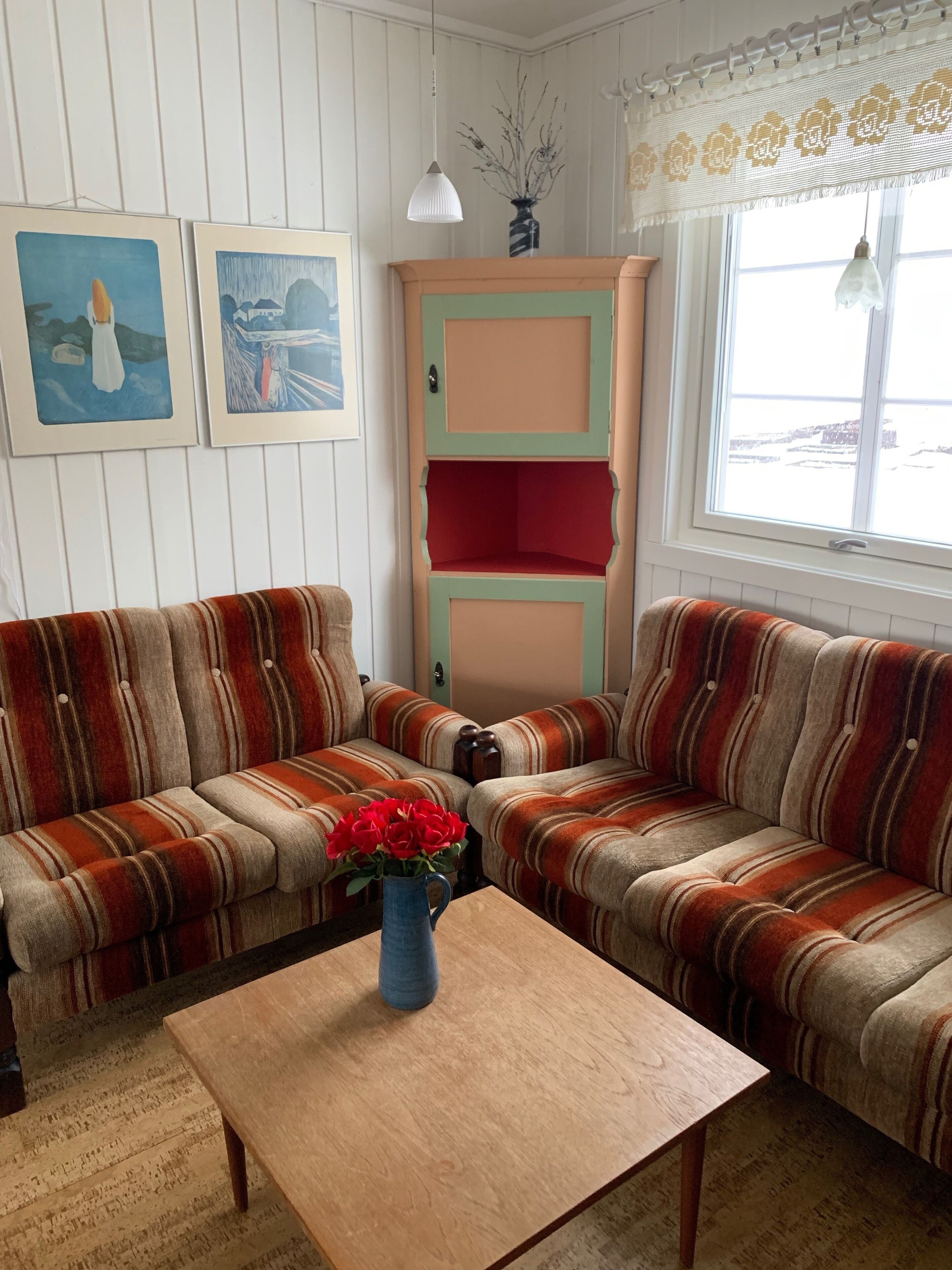 Smart TV, fireplace, DVD player