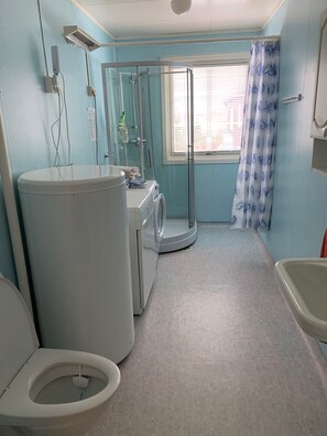 Shower, towels, soap, shampoo - Four Bedroom Guesthouse in Fjerdingen, Harran (Fjerdingen)
