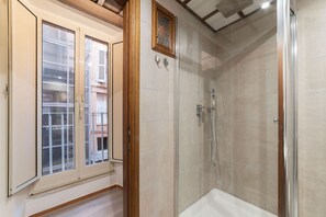 Dusche, Haartrockner, Bidet, Handtücher