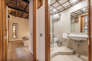 Douche, sèche-cheveux, bidet, serviettes fournies