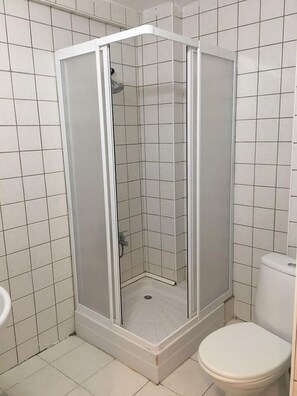 Douche, articles de toilette gratuits, chaussons, serviettes fournies