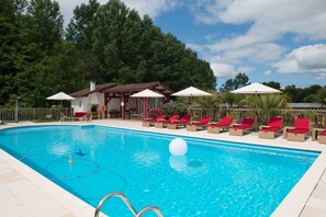 Seasonal outdoor pool, pool umbrellas, sun loungers - La Maison de Mezos (Mézos)