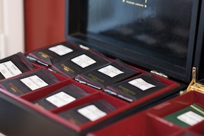 Une présentation de boîtes à thé dans un ensemble comprenant une boîte rouge et une boîte noire.