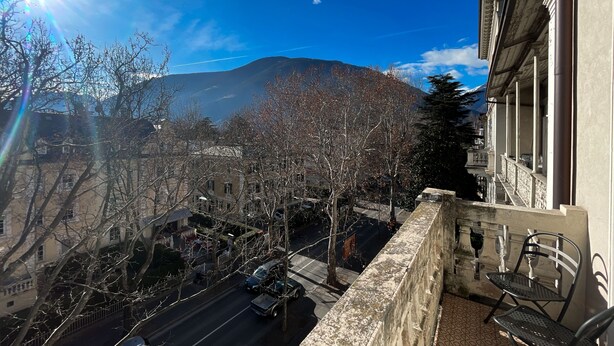 Property grounds - Central, spacious and comfortable, easy to reach by car or train. (Merano)