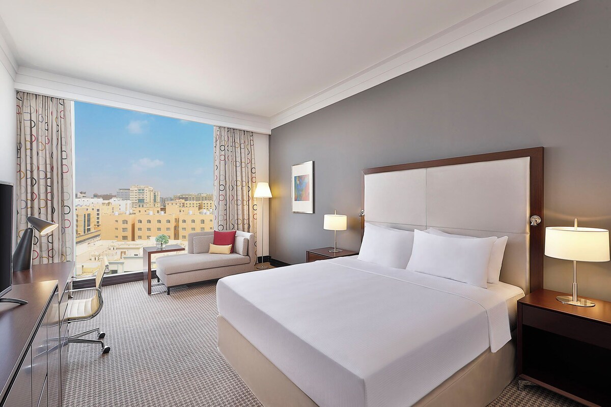 Deluxe Room, 1 King Bed | Minibar, in-room safe, desk, laptop workspace