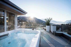 华丽套房, 热水浴缸 | 1 多间卧室、羽绒被、迷你吧、客房内保险箱