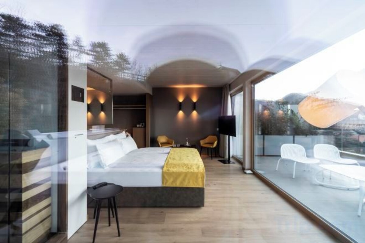 Deluxe Suite With Hot Tub