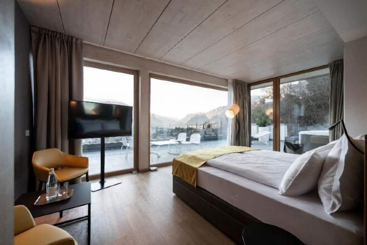 Down duvets, minibar, in-room safe, laptop workspace