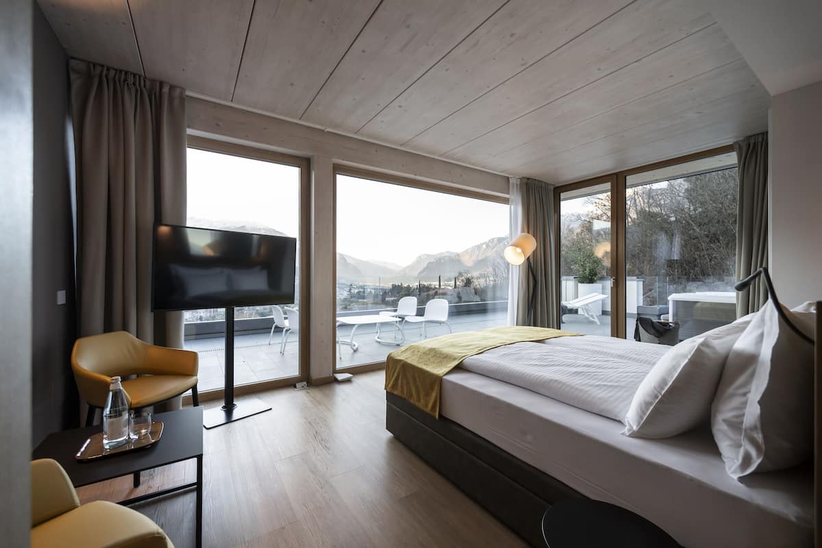 deluxe suite, hot tub | 1 bedroom, down duvets, minibar, in-room safe