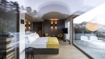 Una habitación de hotel moderna con una cama grande, un balcón con asientos y vistas a la ciudad.