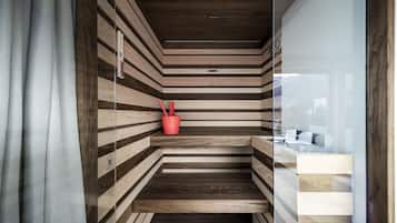 Un baño moderno con paneles de madera y una mampara de vidrio.
