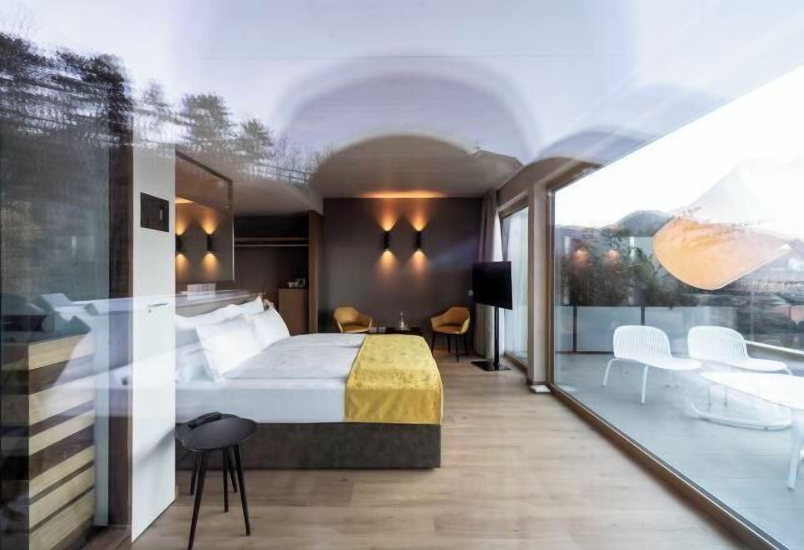 Down comforters, minibar, in-room safe, laptop workspace