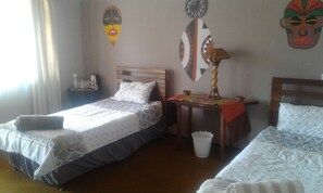 Klassieke kamer (African) | Een bureau, verduisterende gordijnen, beddengoed