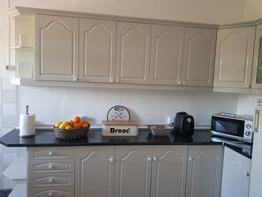 Refrigerador, microondas, parrilla de estufa y cafetera y tetera